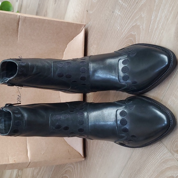 call me the breeze Shoes - BNIB Call Me the Breeze Moonphase Bootie Onyx